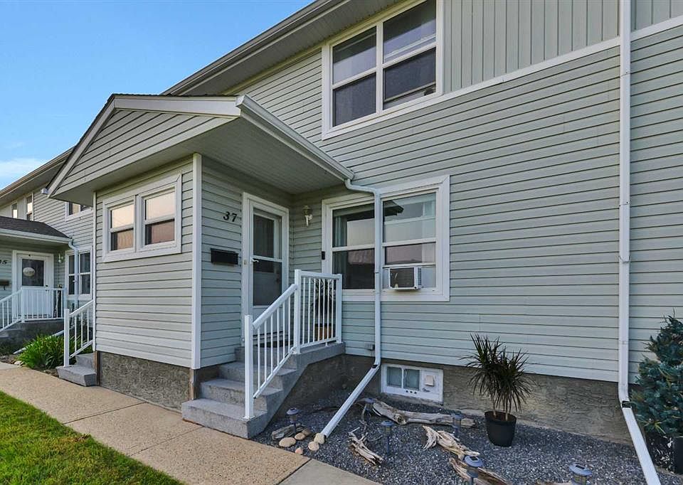 1st image of 37 S Poplar Cres