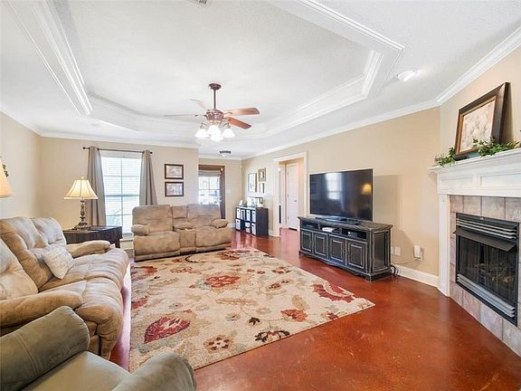 4th image of 2440 Crawford Dr
