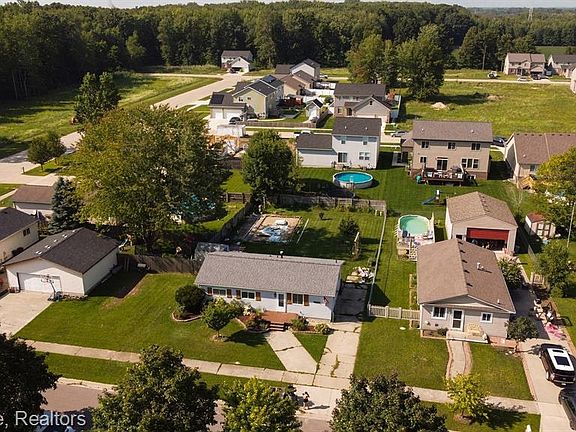 3rd image of 30233 Margo Dr