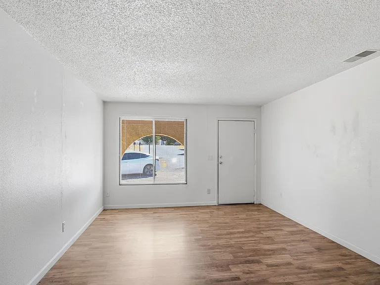 912 Feather Dr — Photo 2
