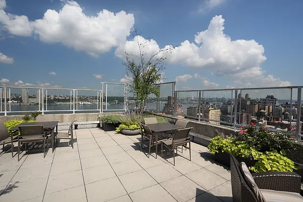 Rented by Manhattan Skyline | media 12