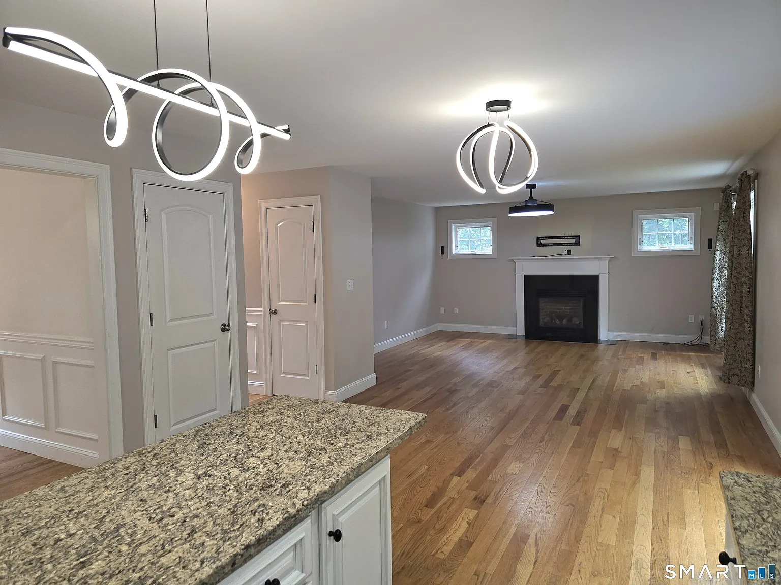 4 bed, 2.5 bath, 2325 sqft, $4,000 — Photo 4