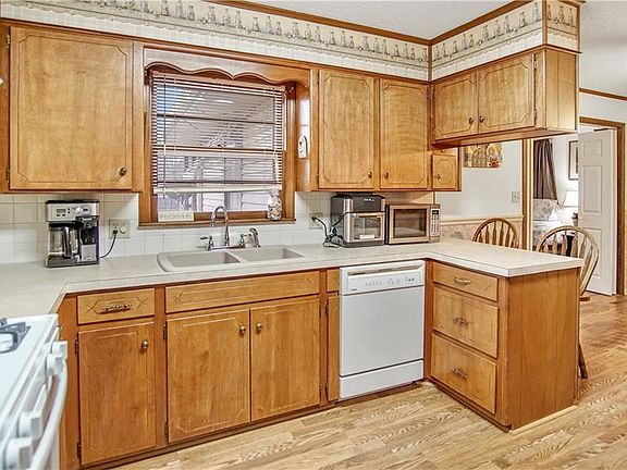 4th image of 2216 Birch St