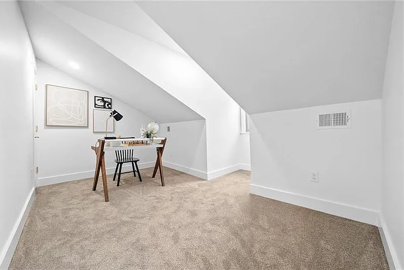 Fully renovated gem close to everything Pittsburgh offers! — Photo 4