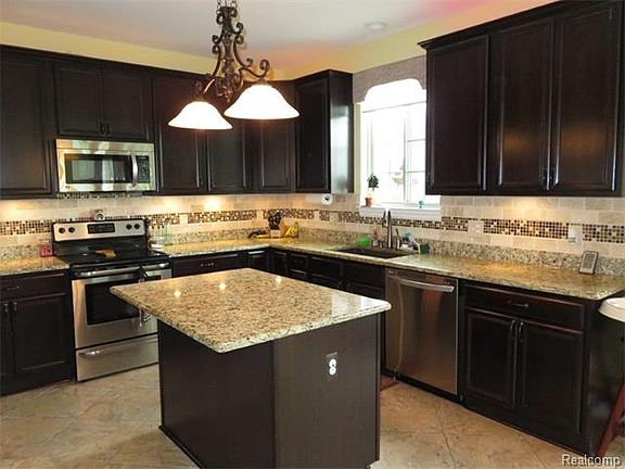 4th image of 54505 Villagewood Dr