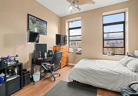 5th image of 229 E 14th St APT 5W