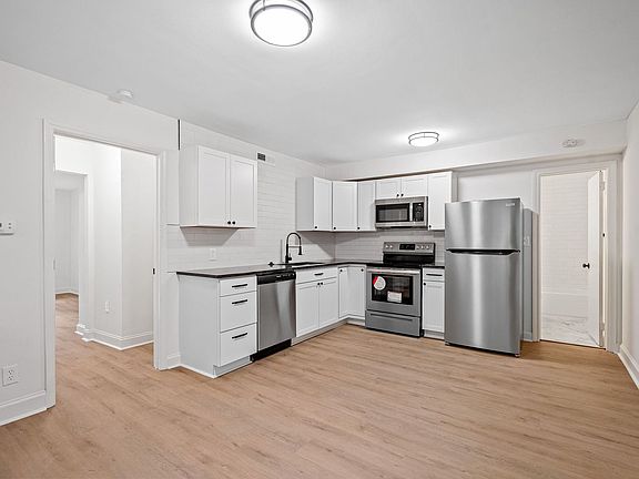 3rd image of 1121 W End Blvd #8