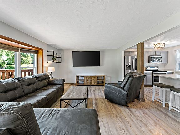 4th image of 408 Meade Dr