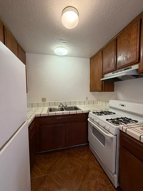 2 bed, $2,400 — Photo 2