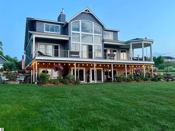 346 Bluewater Trl, Boyne City, MI 49712