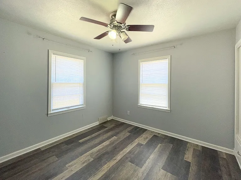 302 N Reno Ave — Photo 6