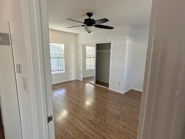 410 E 4th St #101 — Photo 8