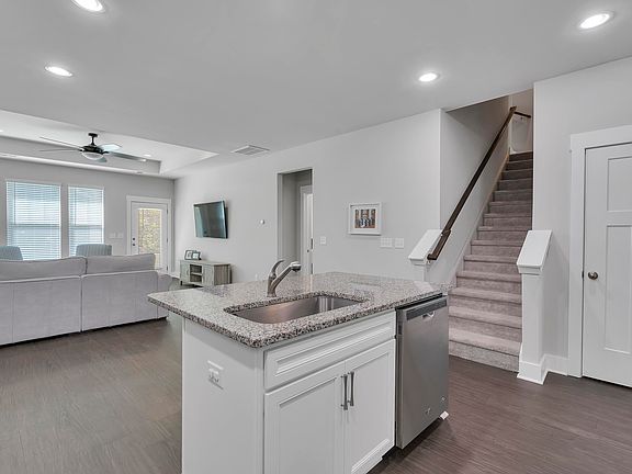 5th image of 34 Creekhaven Ln