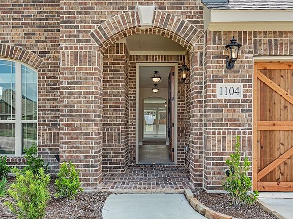 4th image of 1104 Reininga Dr