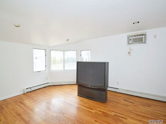 5th image of 30 Spinney Hill Dr