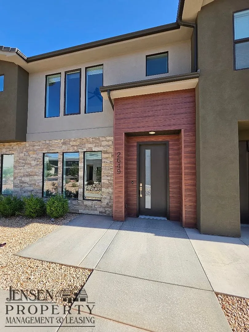 Newer Town Home in St. George- Lazy River & Community Pool — Photo 1