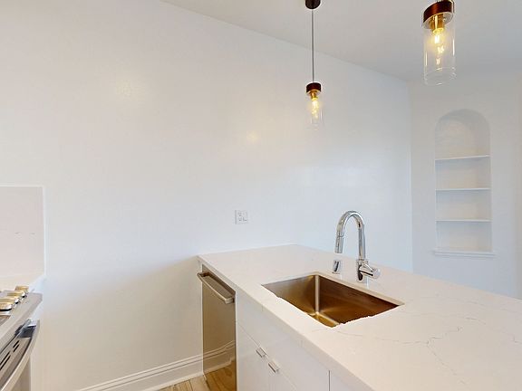 3rd image of 3320 Octavia St #11