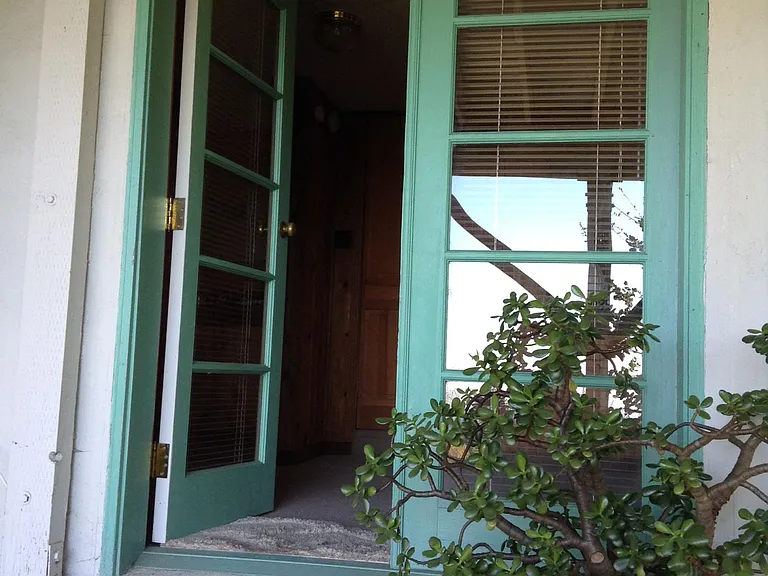 Private Entrance accessed by side path