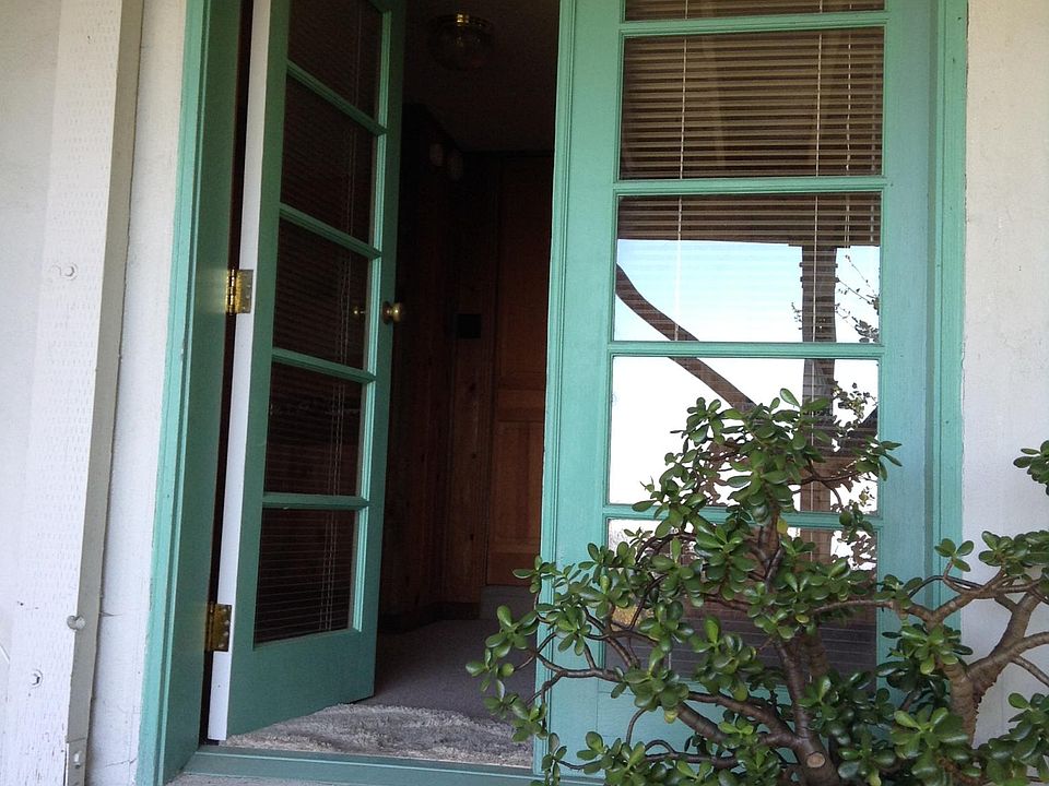 Private Entrance accessed by side path