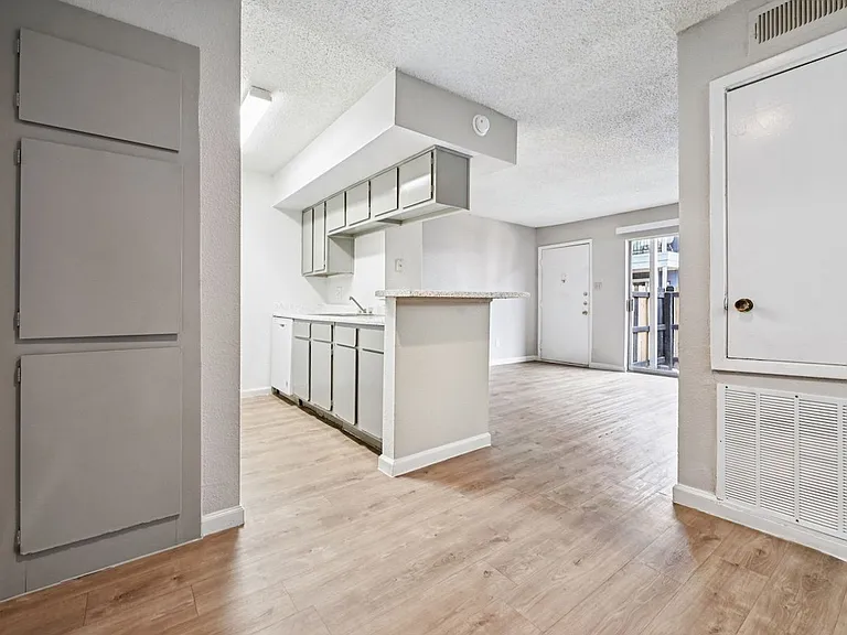 Pine Creek Apartments — Photo 45