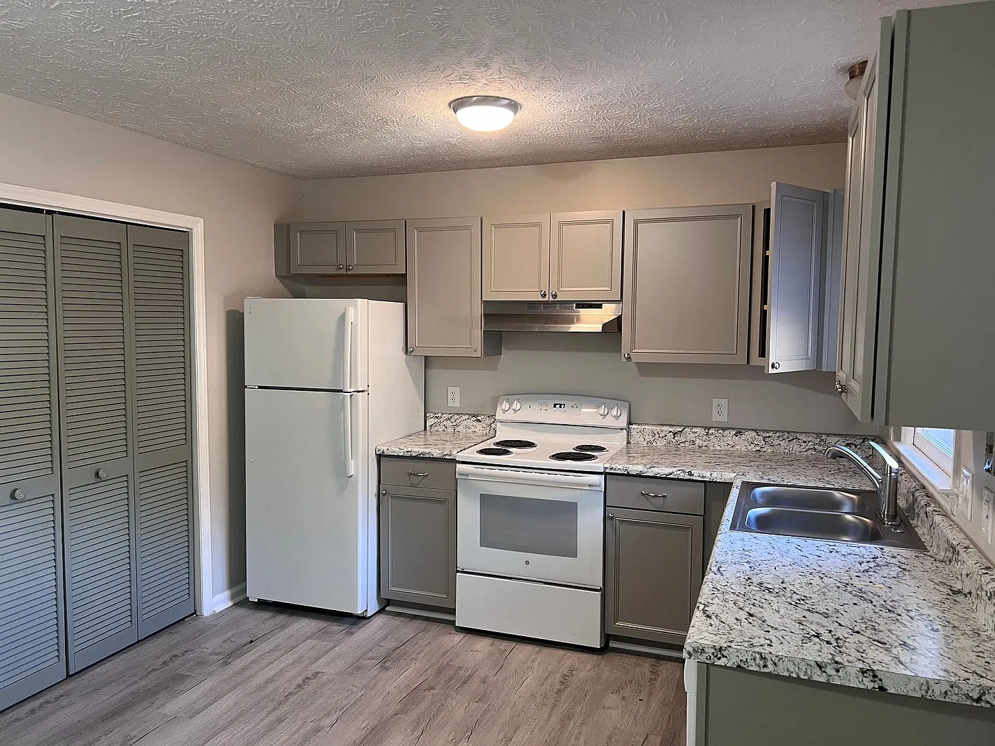 Town home for rent - near Hospital and Douglas Byrd School Districts — Photo 2