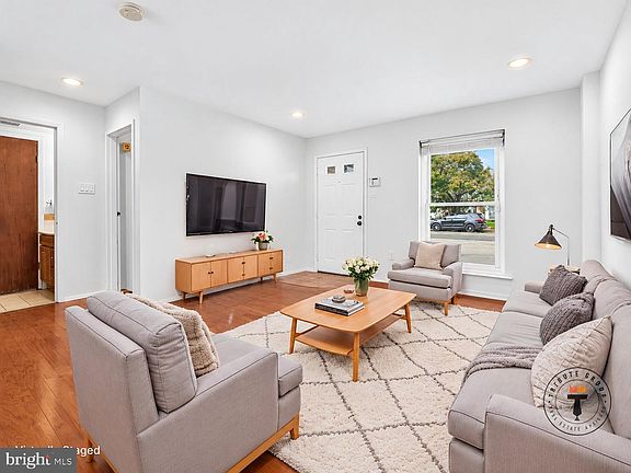 3rd image of 8408 Lyons Pl