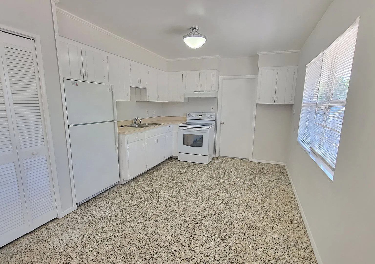 220 Avenue Des Parques North — Photo 3