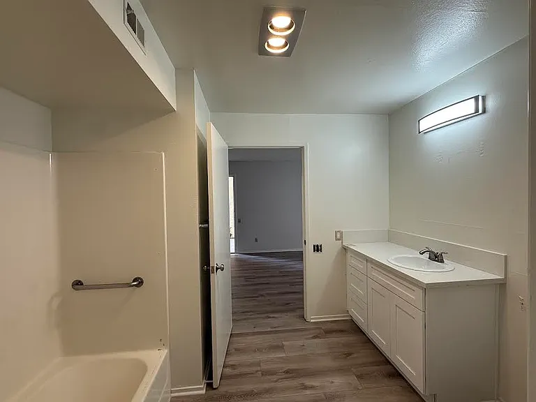 1001 E Cypress Ave — Photo 20