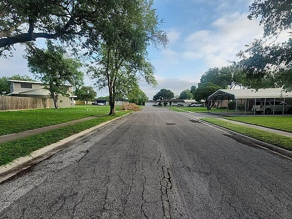 4th image of 9611 Huntington Dr