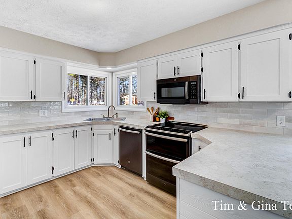 3rd image of 568 Greenfield St