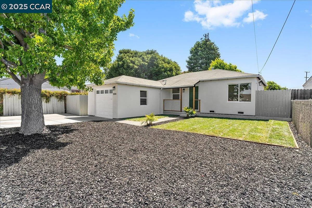 2428 Clare St photo 1