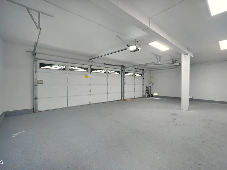 614 Gilbert St — Photo 12