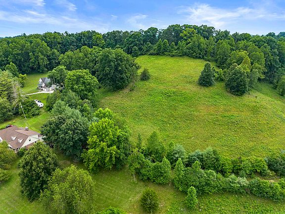 3rd image of 912 Shady Oak Dr