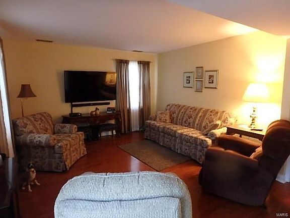 2nd image of 2360 Hawthorne Manor Dr