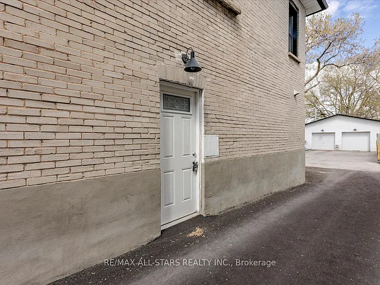 387 Ontario St #MAIN FLOOR — Photo 2