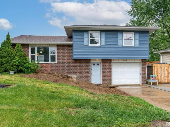 1656 Hitching Post Ln, Davenport, IA 52806