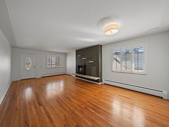 4th image of 3045 Stuart St