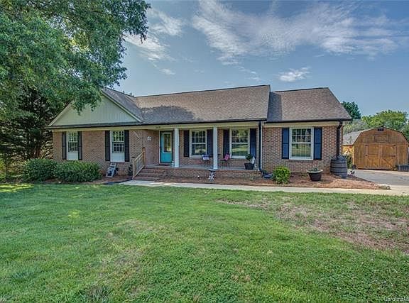 3rd image of 3409 Sherwood Cir