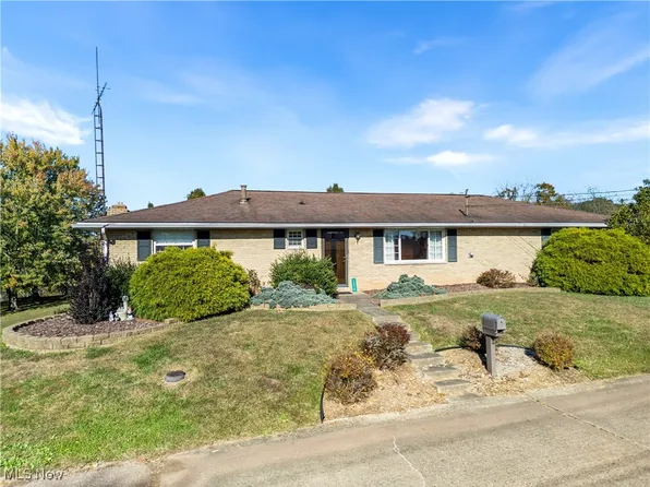 121 E Lubeck Hills Dr, Washington, WV 26181