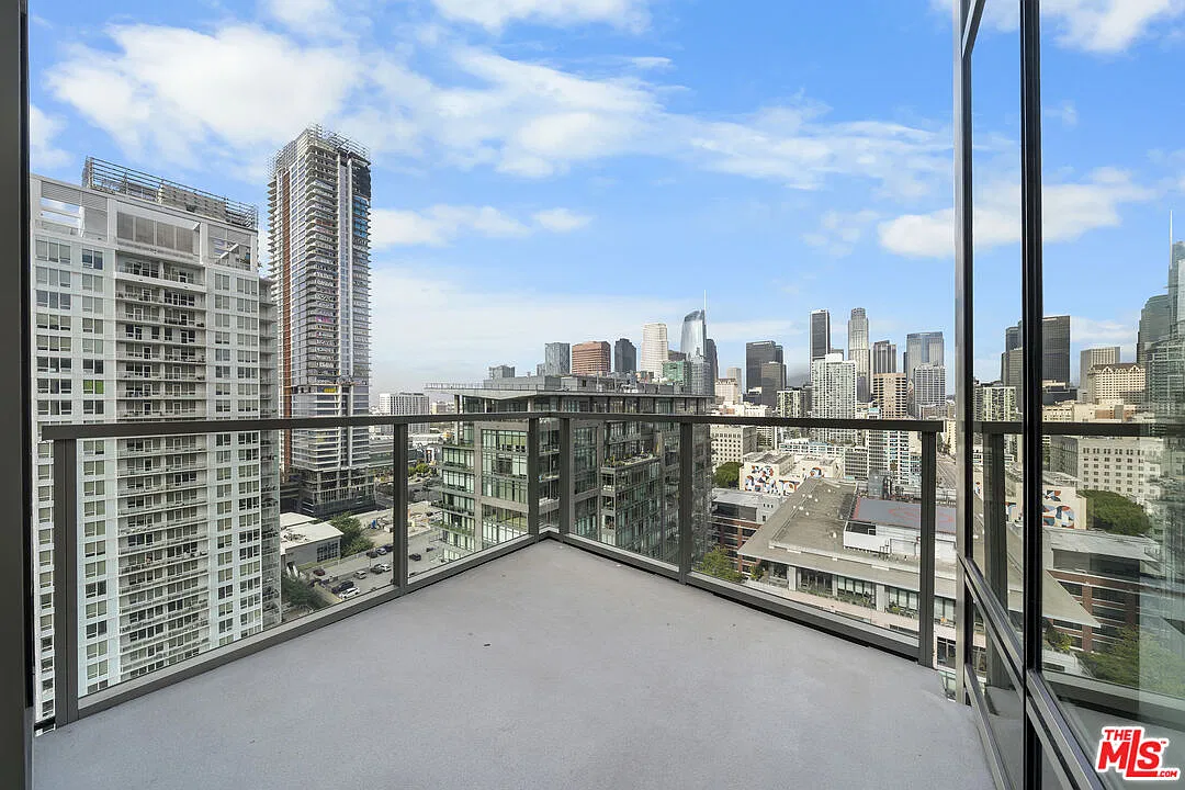 2 bed, 2.5 bath, 2320 sqft, $7,500 — Photo 3