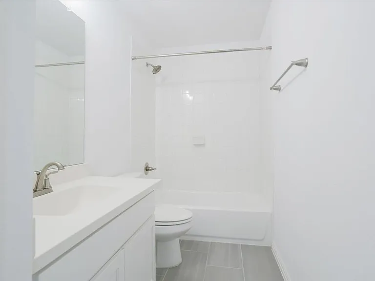 Upstairs full bathroomconvenient access to the bedrooms.