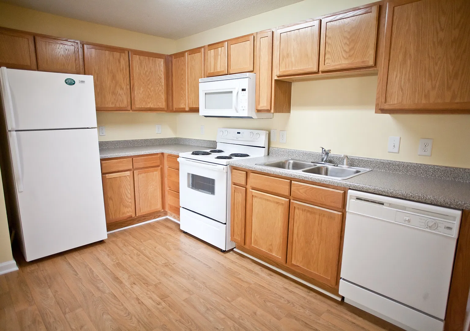 4bed/4ba right downtown! Rent includes water and electricity and one parking spot! — Photo 1