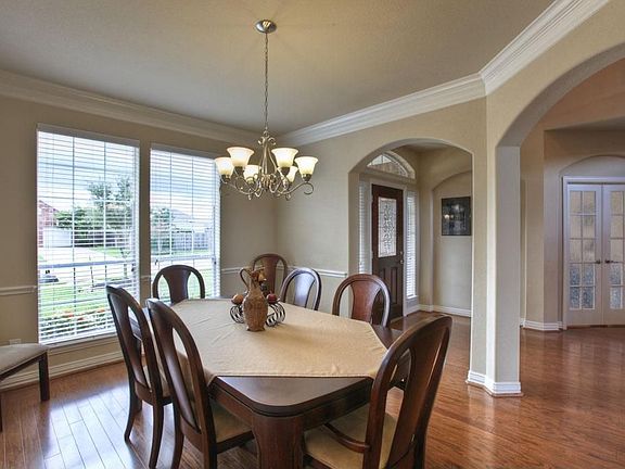 Lots of natural light, arches, crown molding and chair rail