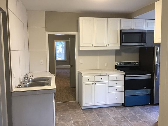 5th image of 1028 28th Ave NE #2