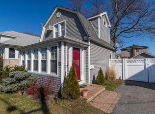 16 1st Ave, East Rockaway, NY 11518
