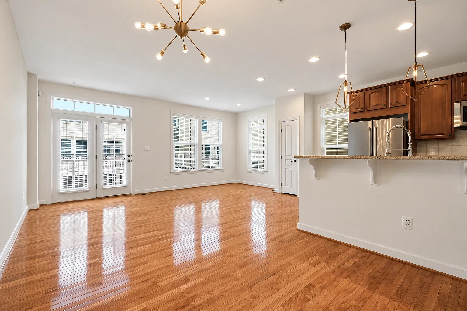 3 bed, 2300 sqft, $3,600 — Photo 2