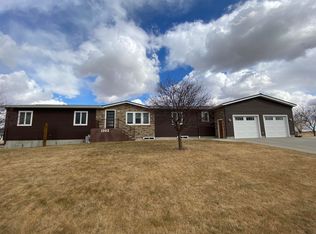 1002 S 4th St, Parkston, SD 57366