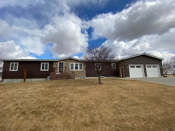 1002 S 4th St, Parkston, SD 57366