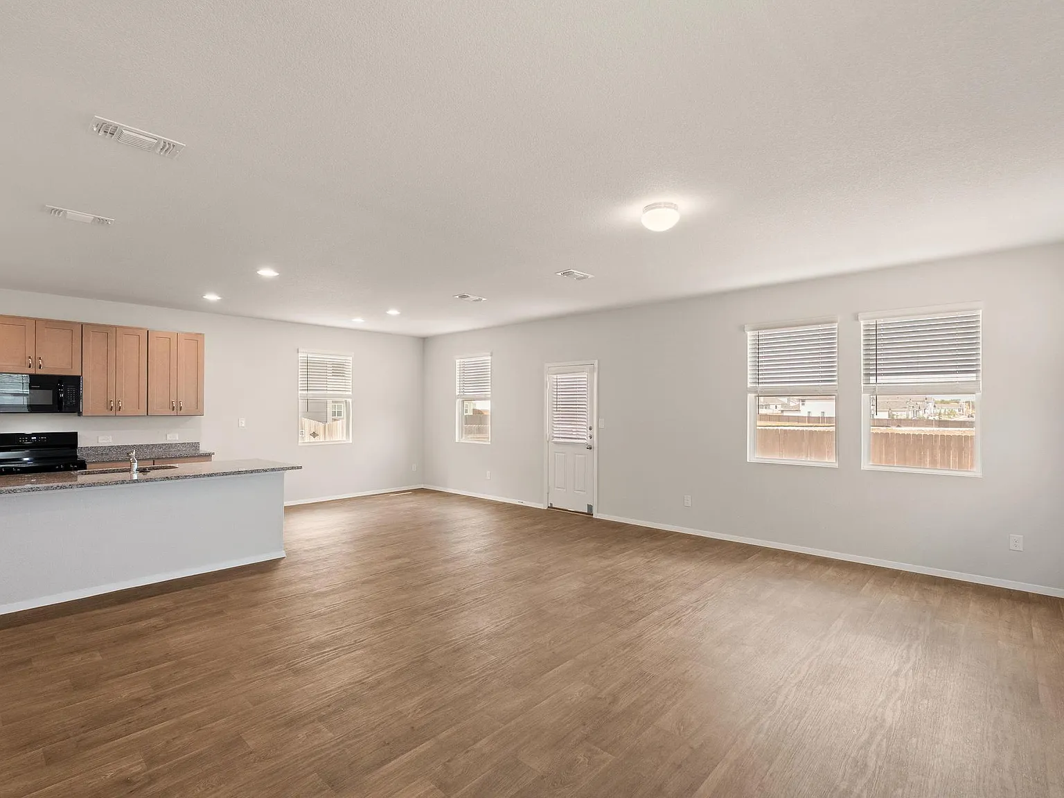 4 bed, 2.5 bath, 2277 sqft, $2,350 — Photo 3