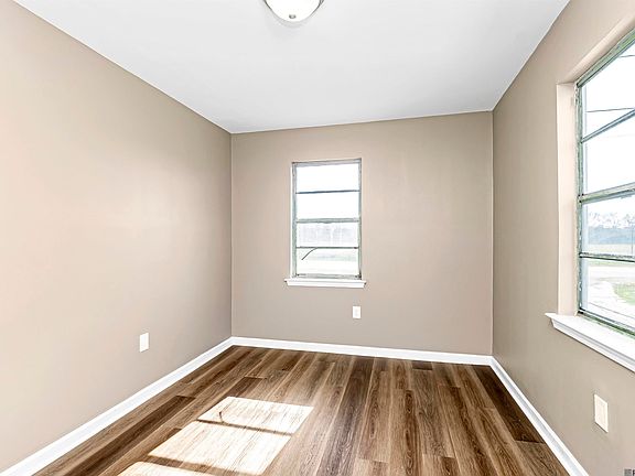 4th image of 381 Mills Ave